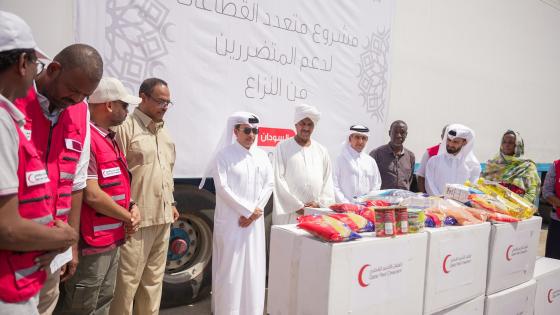 جانب من تقديم المساعدات