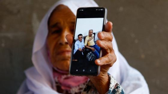 فلسطينية تعرض صورة أقاربها الذين قضوا في ليبيا