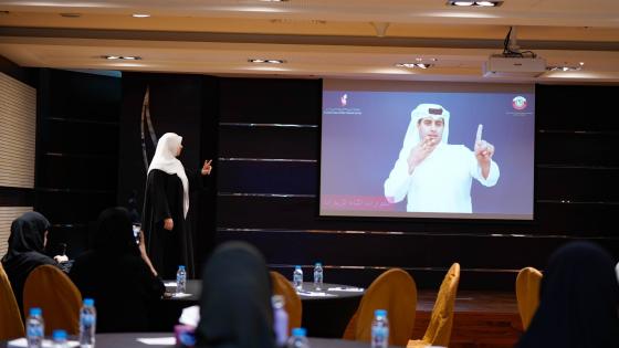 جانب من الورشة التي نظمها المركز الثقافي الاجتماعي للصم