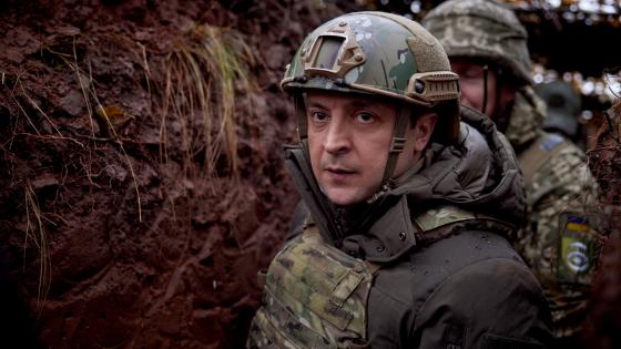 الرئيس الأوكراني فلاديمير زيلينسكي مرتديا الزي العسكري