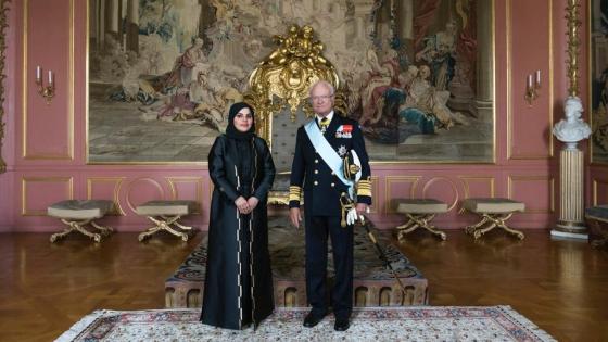 جلالة ملك السويد خلال استقباله سعادة السفيرة