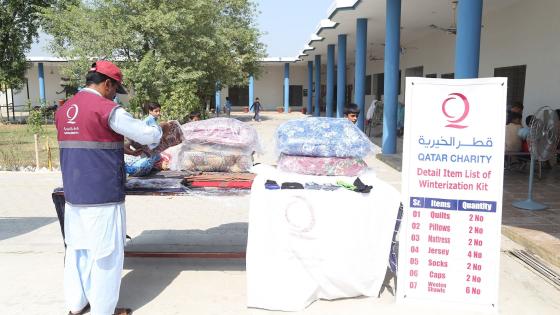 جانب من توزيع المساعدات