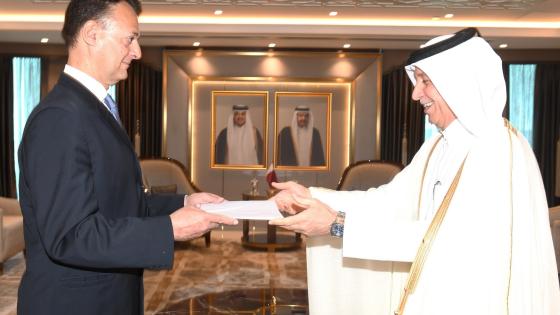 خلال تسليم نسخة من أوراق اعتماد سفير اليونان