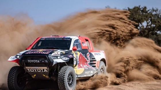 سيارة النجم القطري ناصر العطية خلال السباق