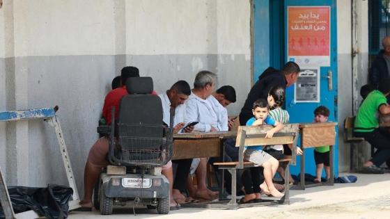 مجموعة من الفلسطينيين في إحدى مدارس "الأونروا"