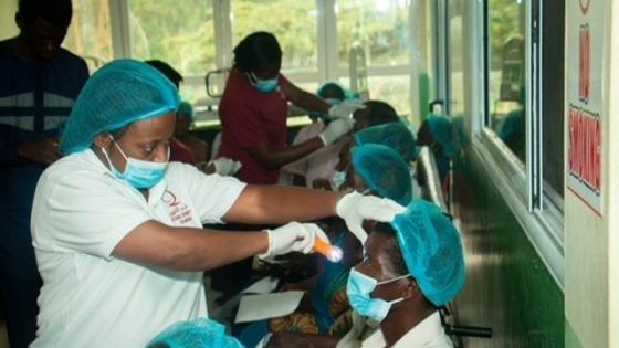 جانب من عمليات الكشف على المرضى