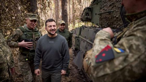 زيلينسكي خلال زيارته خطوط القتال شمال شرقي البلاد