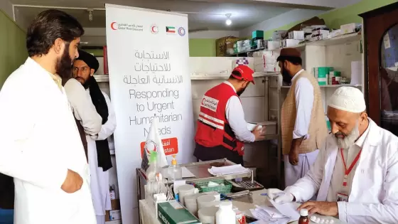 جانب من تقديم المساعدات