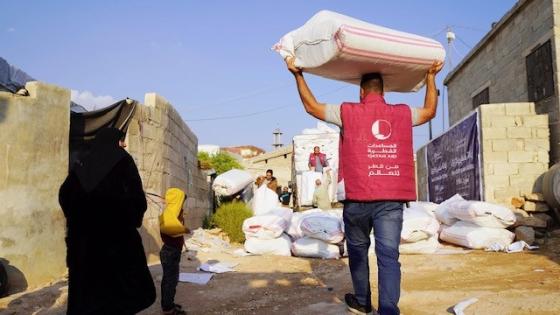 جانب من تسليم المستلزمات