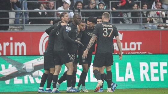 احتفال كيليان مبابي مع لاعبي باريس سان جيرمان