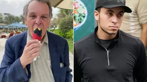 بائع الطعام المصري محمد حسين (يمين) مع مستشار أوباما السابق ستيوارت سيلدوويتز