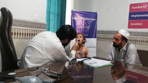 خلال إجراء الكشف الطبي على طفلة مصابة بتشوهات خلقية