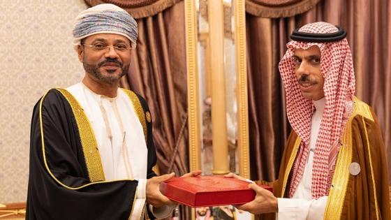 جانب من تسليم الرسالة الخطية