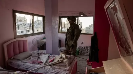 جندي إسرائيلي في إحدى البنايات السكنية بغزة أثناء الاجتياح البري