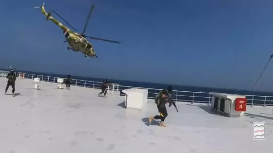 الحوثيون صوروا مشاهد لعملية السيطرة على السفينة التي يملكها رجل أعمال إسرائيلي