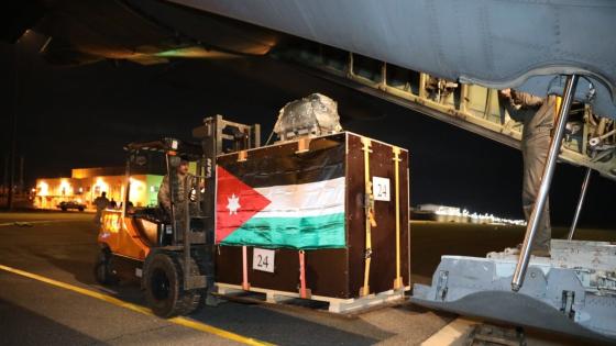 جانب من إنزال المساعدات الأردنية
