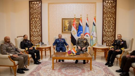 جانب من لقاء رئيس الأركان مع نظيره المصري على هامش المعرض