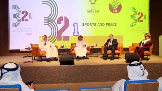 جانب من الندوة