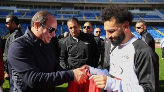 محمد صلاح يهدي قميص منتخب مصر للرئيس السيسي