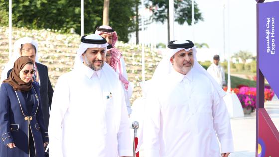 سعادة وزير البلدية خلال حضوره فعاليات اليوم السعودي