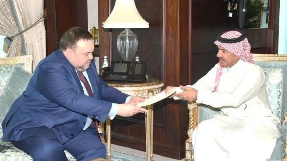 سعادة الدكتور أحمد بن حسن الحمادي الأمين العام لوزارة الخارجية يتسلم الرسالة