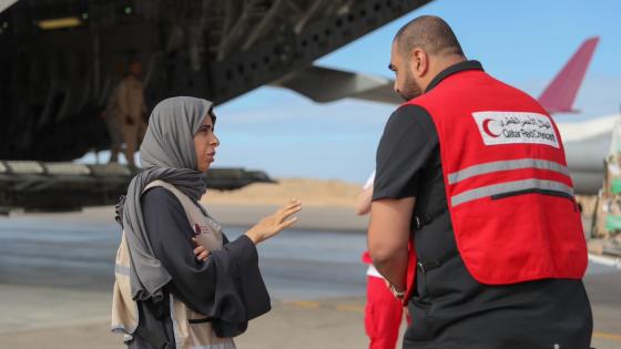 سعادة السيدة لولوة الخاطر استقبلت الطائرة القطرية بمطار العريش