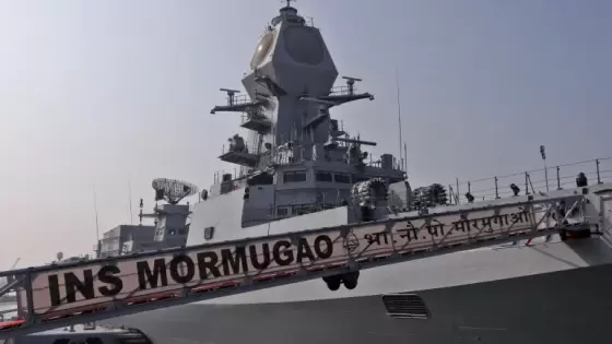 سفينة مدمرة تابعة للقوات البحرية الهندية