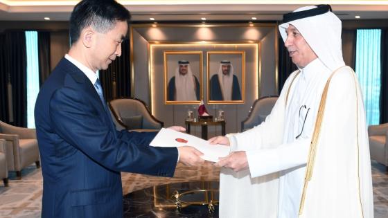 وزير الدولة للشؤون الخارجية يتسلم نسخة من أوراق اعتماد سفير الصين