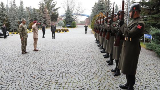 من مراسم استقبال سعادة قائد الحرس الأميري