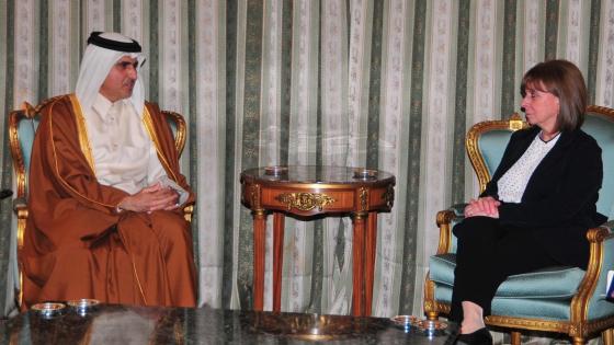 خلال تسليم نسخة من أوراق الاعتماد