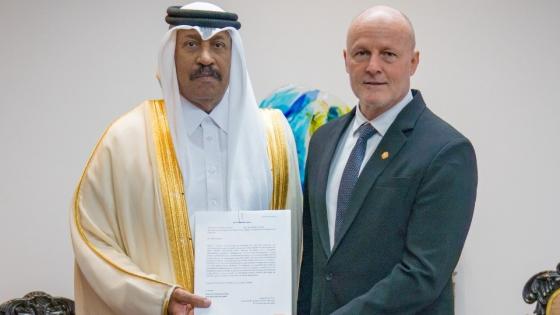 خلال تسلم نسخة من أوراق الاعتماد