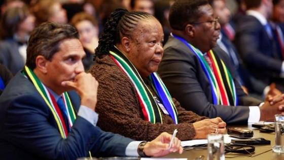 وزيرة خارجية جنوب إفريقيا مع الفريق القانوني لبلادها بالمحكمة