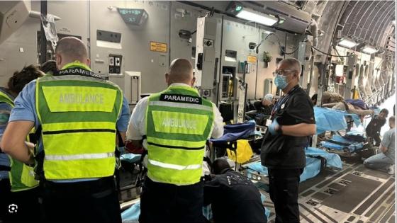 مجموعة من الجرحى الفلسطينيين داخل الطائرة