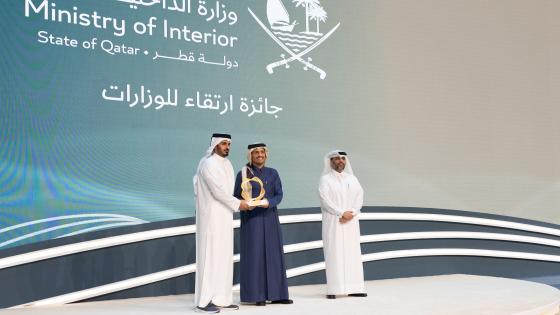 معالي رئيس الوزراء أثناء توزيع الجوائز