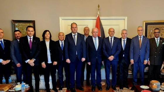 جانب من لقاء السفراء العرب بالوزير الفلسطيني