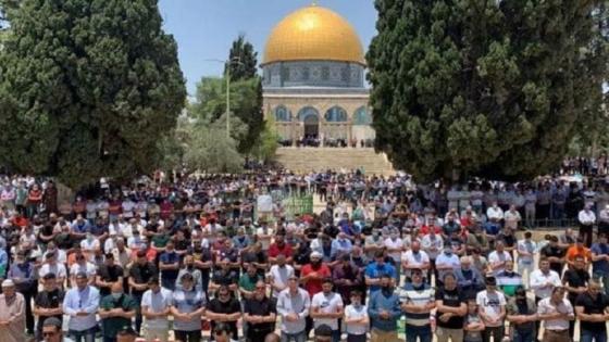 المواطنون الفلسطينيون يؤدون صلاة الجمعة