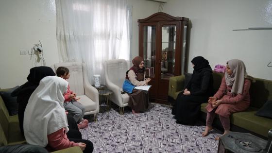 تسليم الإيجارات للأسر المتضررة من الزلزال