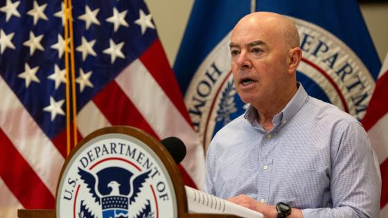 وزير الأمن الداخلي أليخاندرو مايوركاس