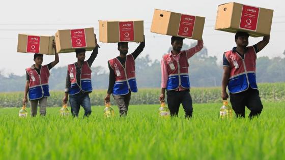 جانب من توزيع السلال الغذائية الرمضانية