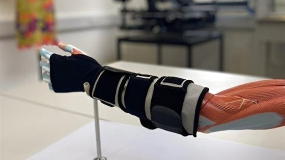 القفاز مصنوع من مادة البوليمرات الناعمة