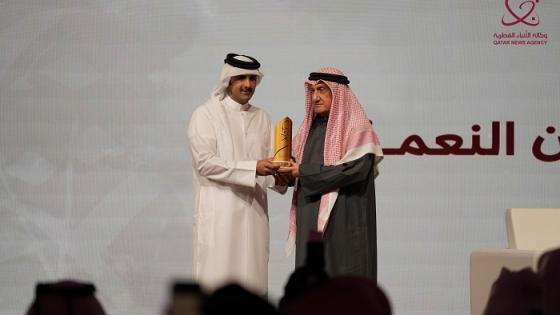 سعادة الشيخ عبدالرحمن بن حمد آل ثاني وزير الثقافة يكرم الدكتور حسن النعمة