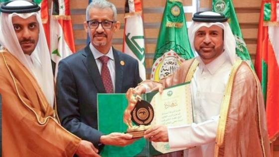 جانب من تسليم الشهادة والدرع