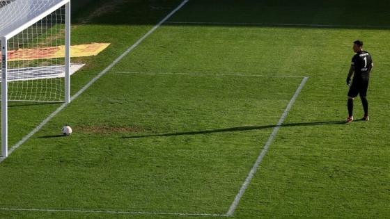 الحارس لحظة دخول الكرة في المرمى