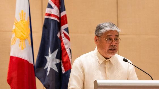 سعادة السيد إنريكي مانالو وزير خارجية جمهورية الفلبين