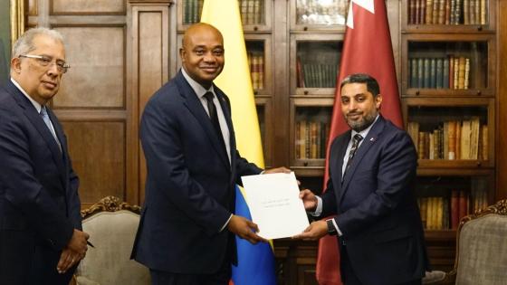 سعادة السيد عيسى بن جابر الكواري سفير دولة قطر لدى جمهورية كولومبيا خلال تسليم الرسالة