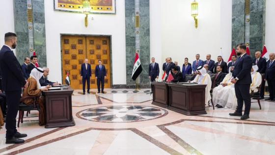 جانب من التوقيع