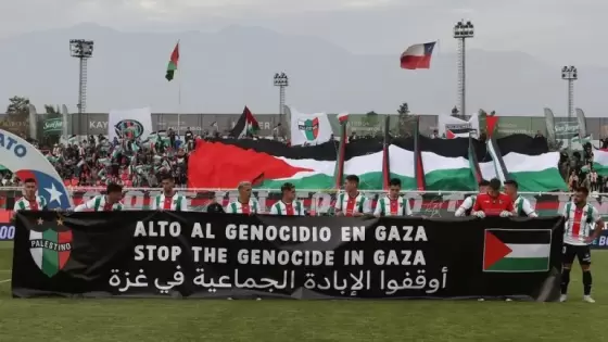 لاعبو بالستينو يرفعن لافتة للتضامن مع قطاع غزة