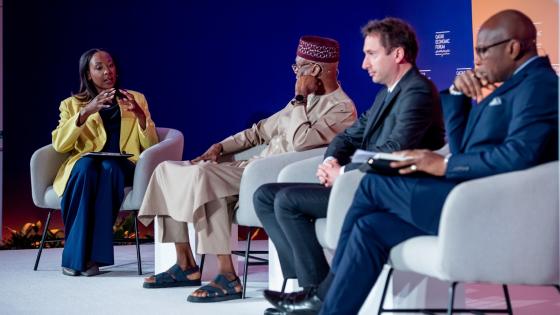 جانب من إحدى جلسات الحوار