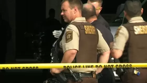 ضباط شرطة أثناء التحقيق في حادث إطلاق النار في مينيابوليس