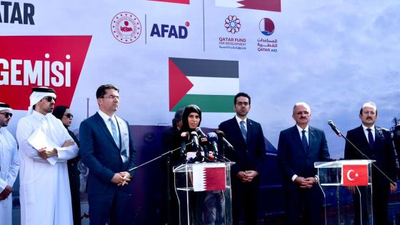 سعادة السيدة لولوة الخاطر خلال مشاركتها في وداع السفينة